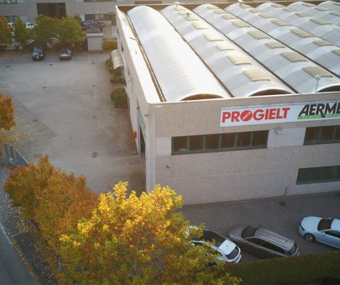 capannone visto dall'alto con logo Progielt