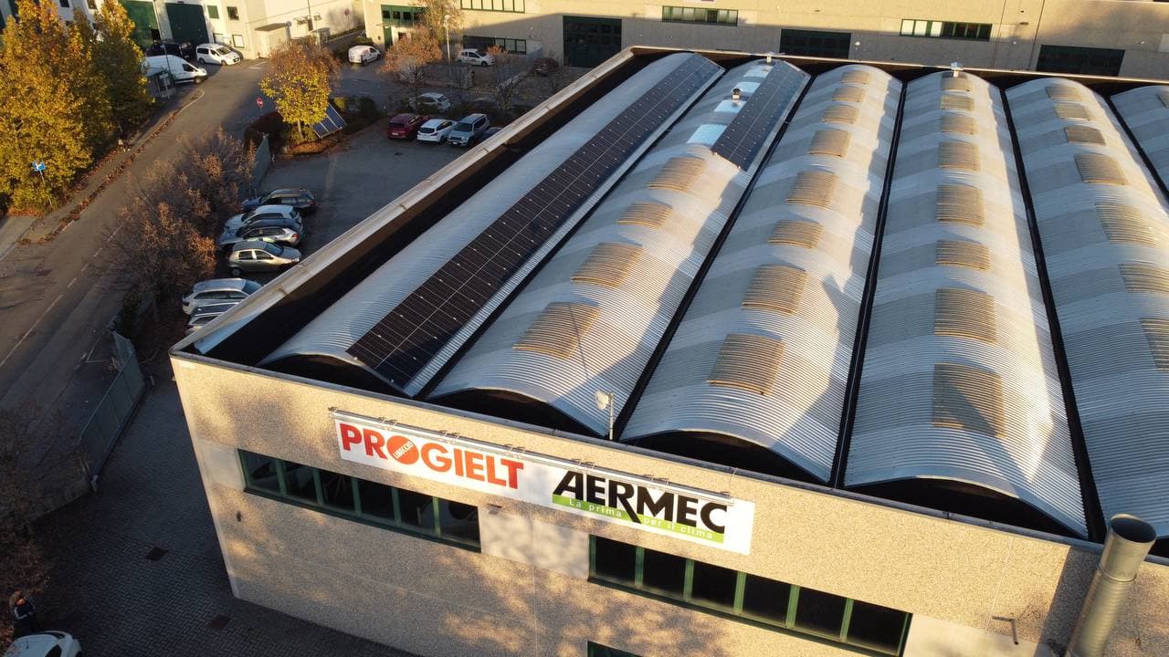 Vista aerea di Progielt con vista sui pannelli solari